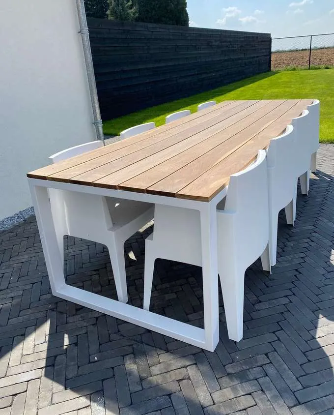 Tuintafel op maat met wit stalen onderstel en houten blad