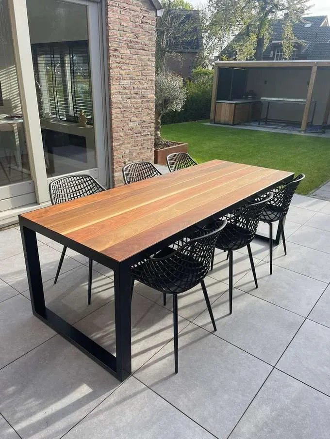 Op maat gemaakte tuintafel van hardhout met zwart stalen onderstel