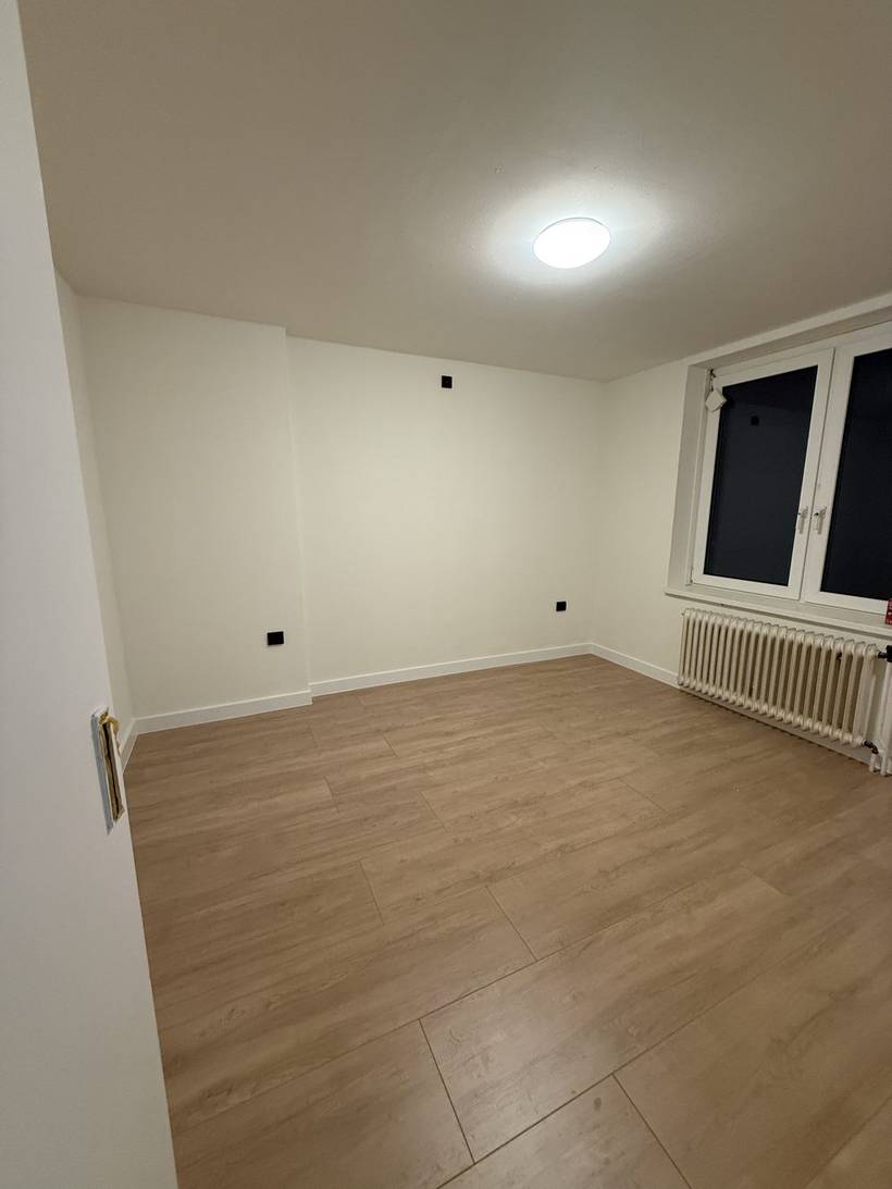 Nieuwe laminaatvloer in een lege slaapkamer