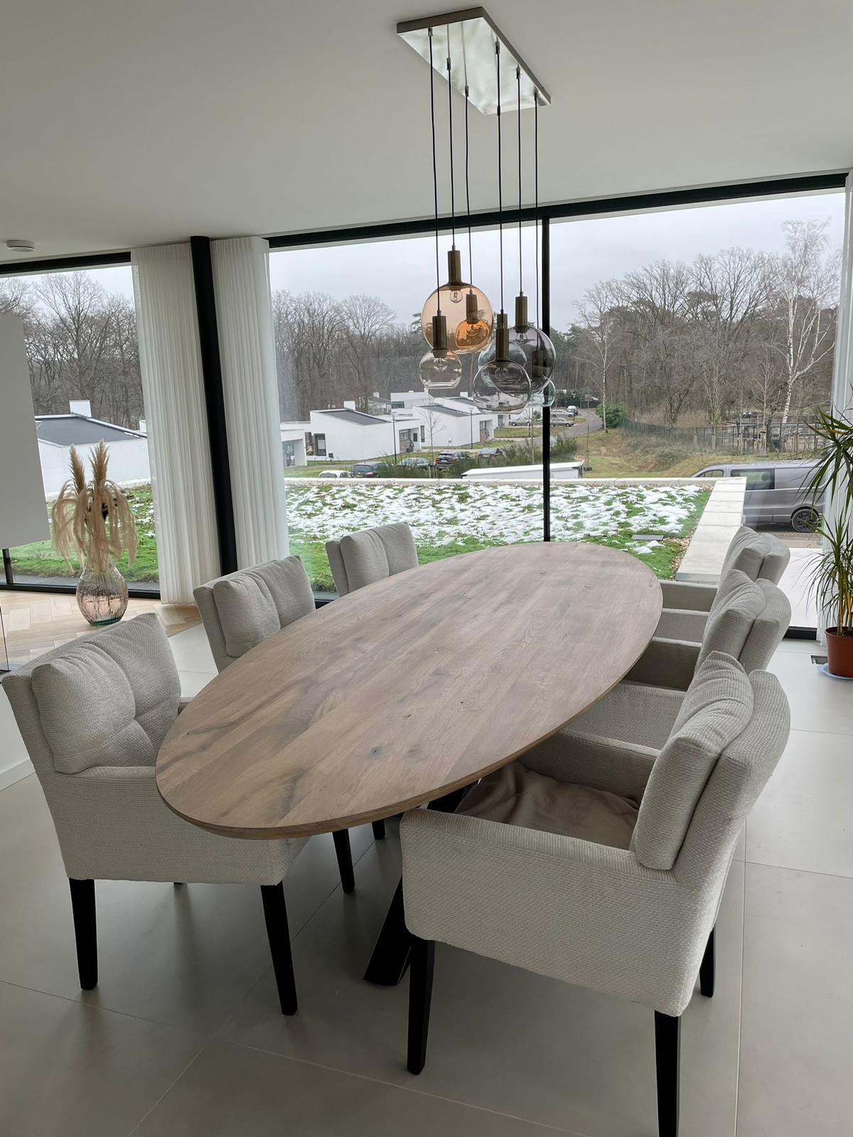 Ovale eettafel van licht eiken