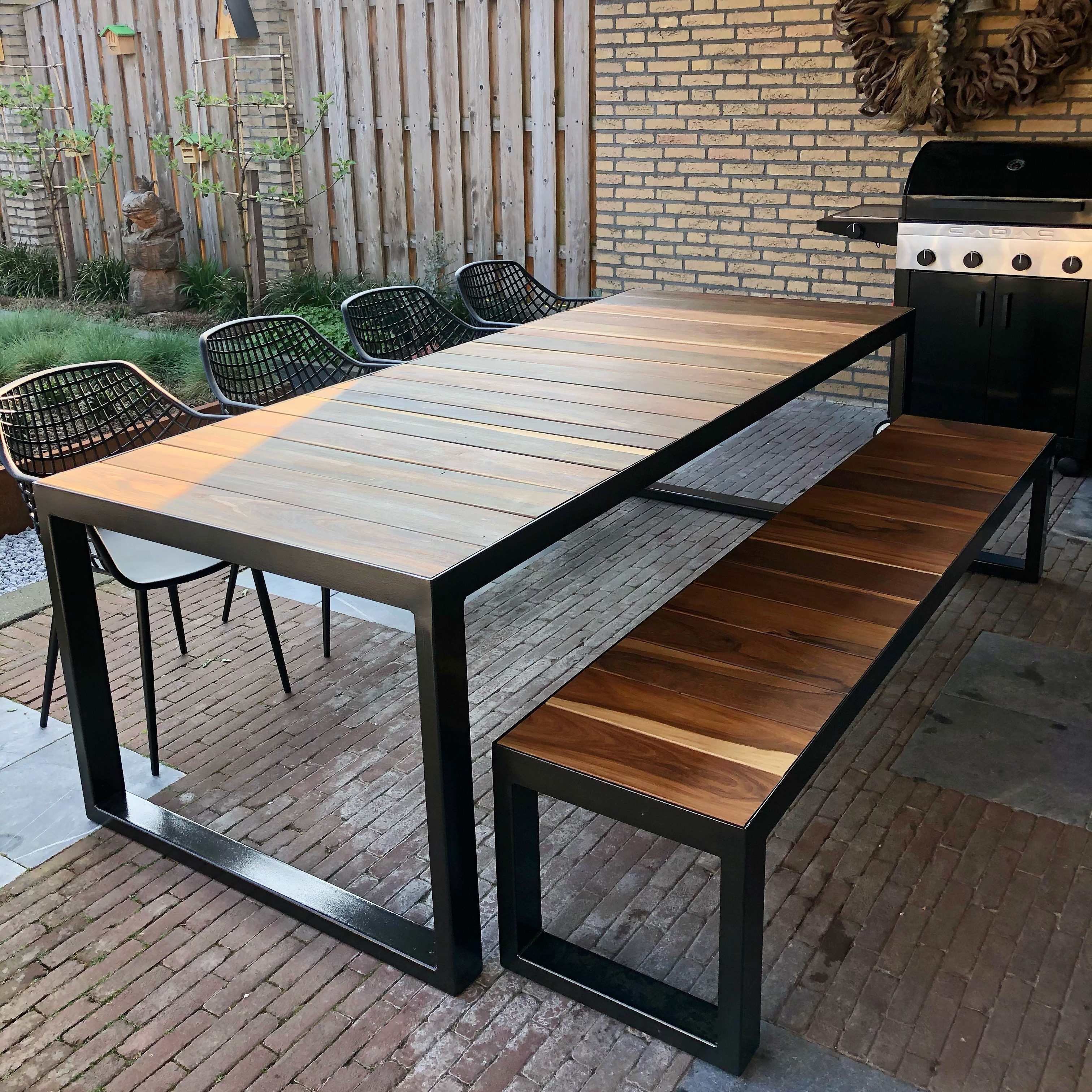 Tuintafel met bank op zwart staal