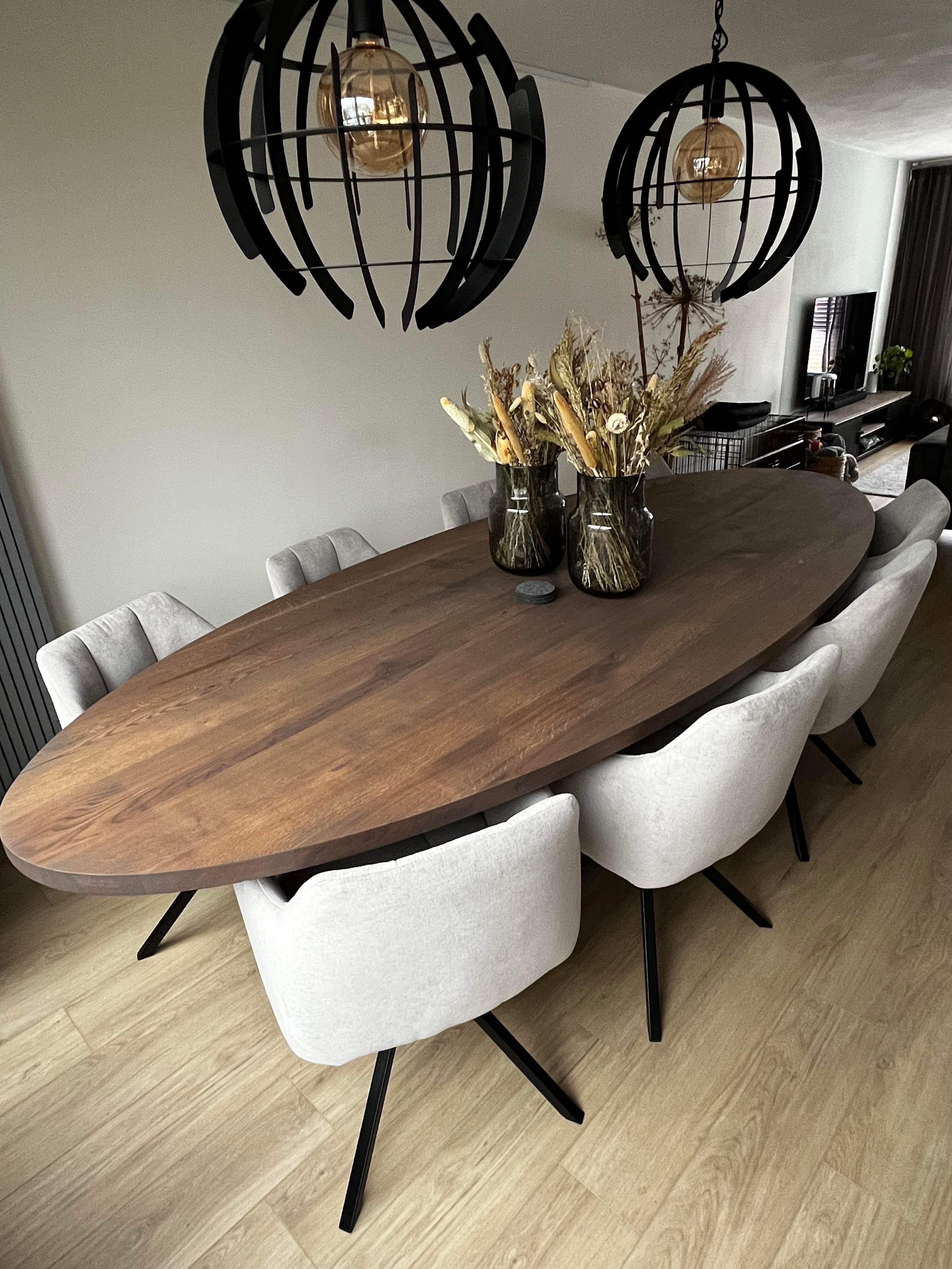 Ovale eettafel van eiken op een stalen onderstel