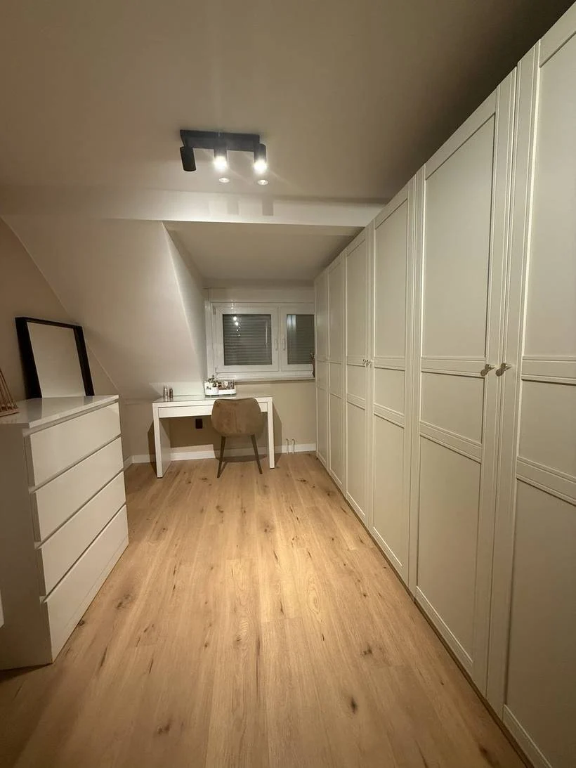 Kastenwand op maat in een kledingkamer
