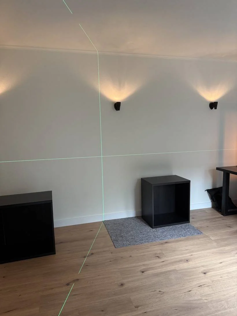 Wandverlichting gemonteerd met een laserwaterpas